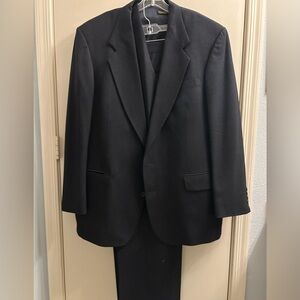 46L 3 piece suit 
Oscar Da La Renta